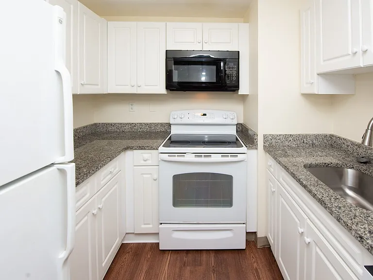 Lakewood Apartments — Photo 6