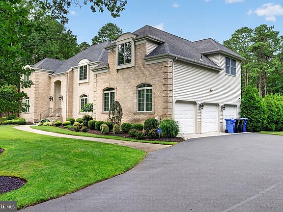 3rd image of 8 Eton Ln