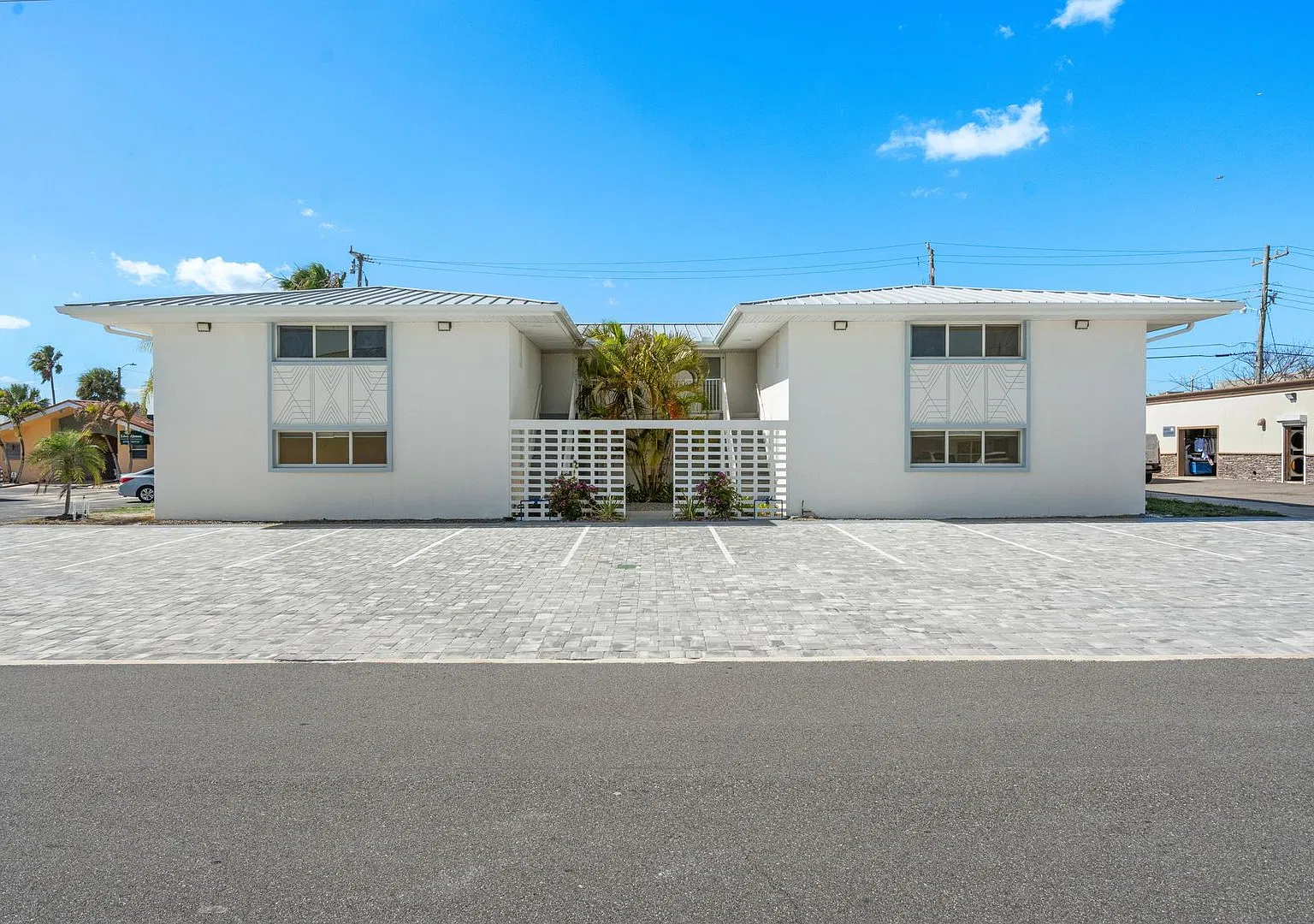 Newly Renovated Studio/1 Bath/ Walk To The Beach — Photo 1