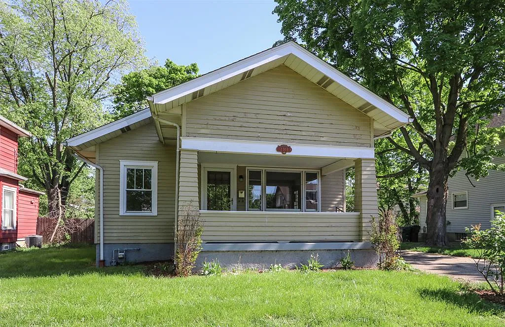 2303 Superior Ave photo 1