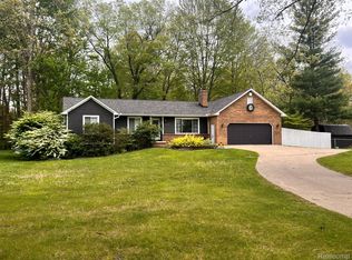 3556 Crestwood Dr, Lapeer, MI 48446