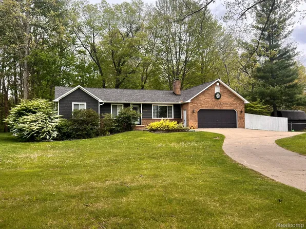 3556 Crestwood Dr, Lapeer, MI 48446