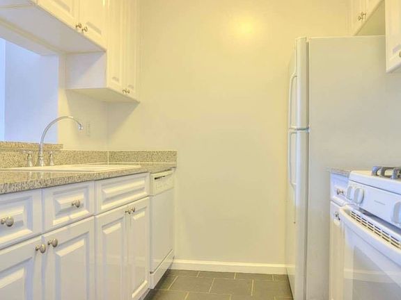 4th image of 330 W 43rd St #7E