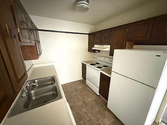 3rd image of 145 Wesley Dr #1