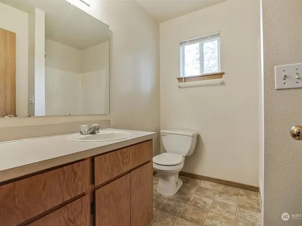 9611 161st St E APT L, Puyallup, WA 98375