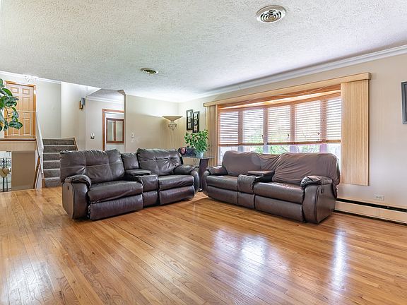 4th image of 670 Winston Dr