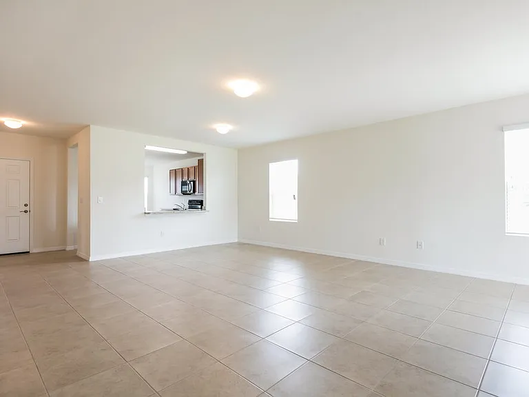 714 SW 6th St — Photo 4