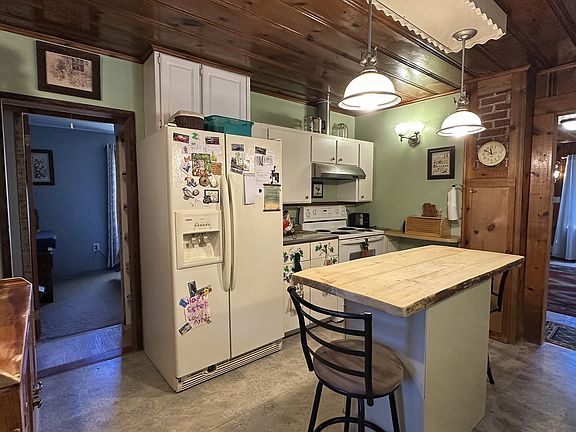 5th image of 910 Willow St