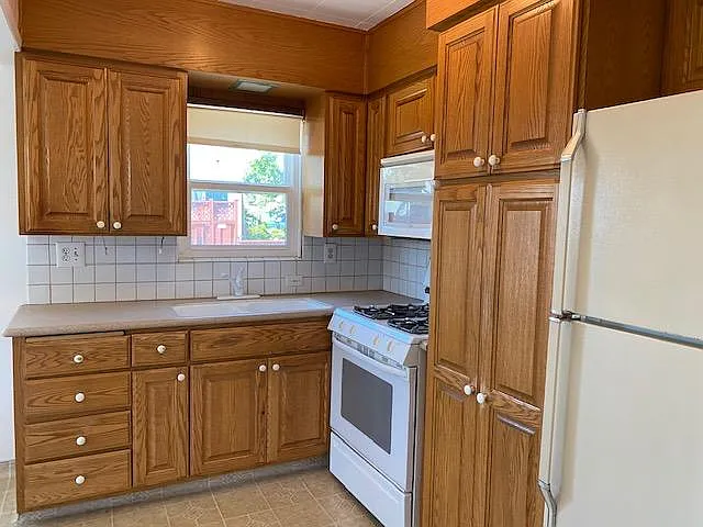 2 bed, 884 sqft, $3,850 — Photo 2