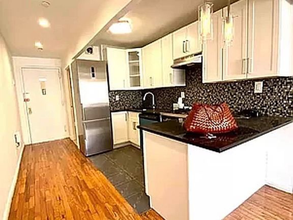 4th image of 530 W 47th St APT 6D