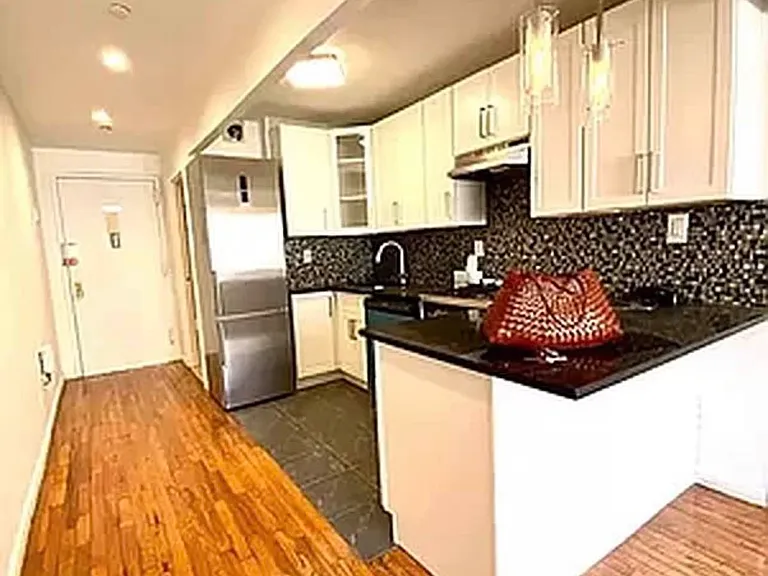 530 W 47th St #6D — Photo 4