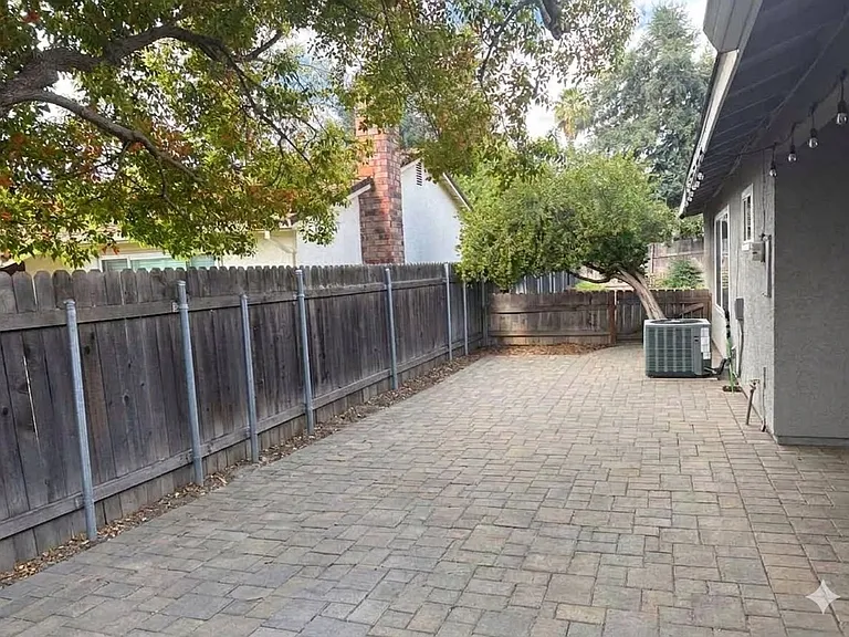 4901 Autumntree Ct — Photo 18