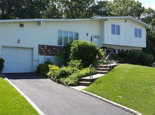 9 Woodland Rd, Oyster Bay, NY 11771