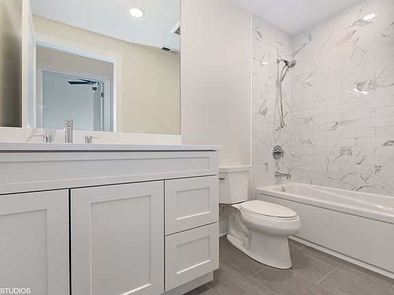 4th image of 4405 N Artesian Ave #205