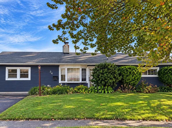 24 Dewberry Ln, Levittown, PA 19055
