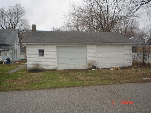 2nd image of 105 E Black Ln