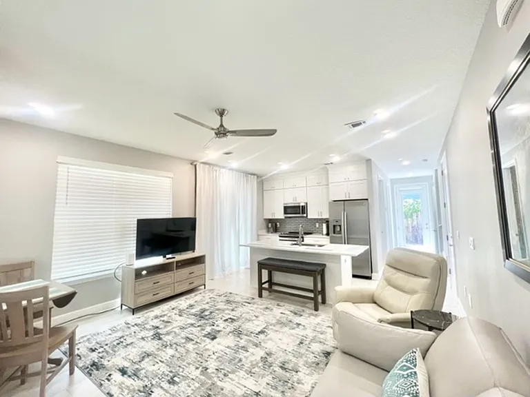 213 Allen St — Photo 1