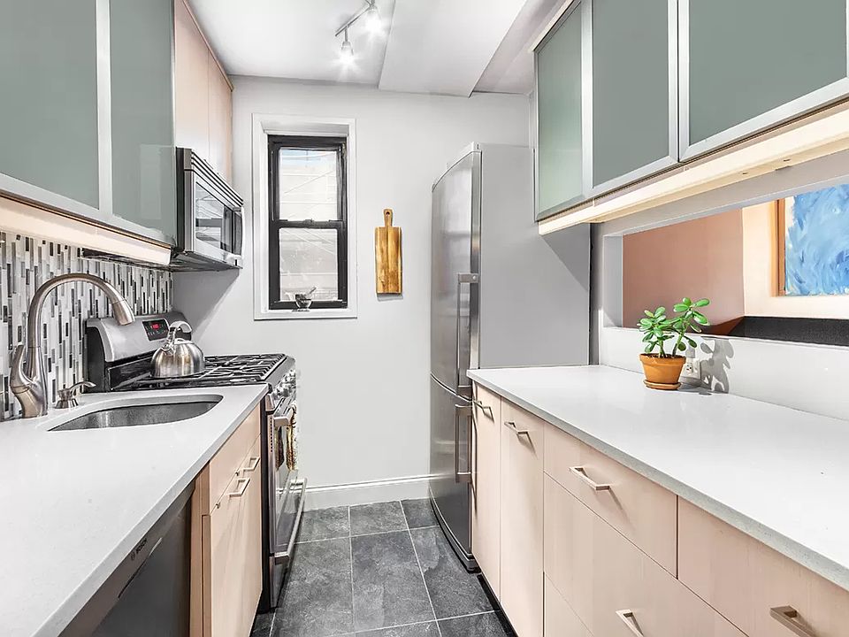1st image of 400 W 58th St