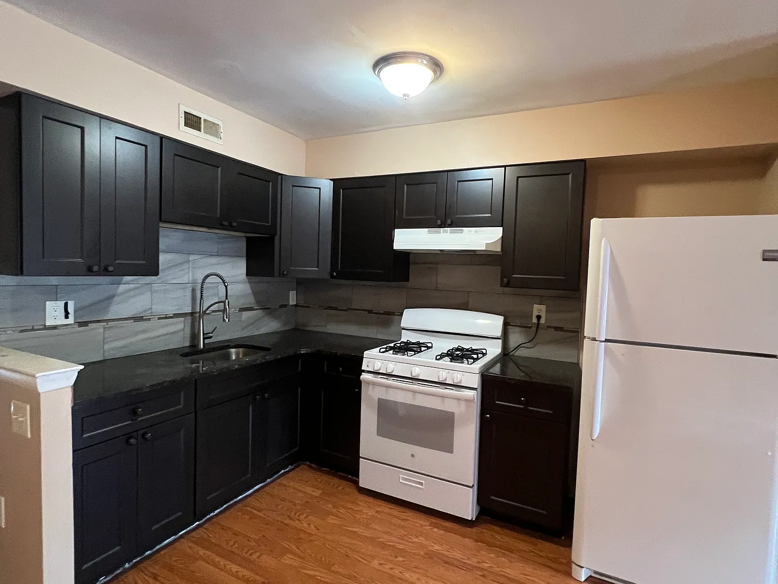 2 bed, 800 sqft, $1,250 — Photo 1