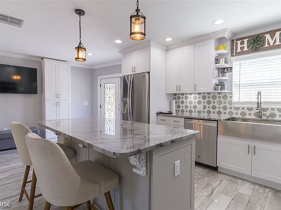 5th image of 12110 Midlake Dr