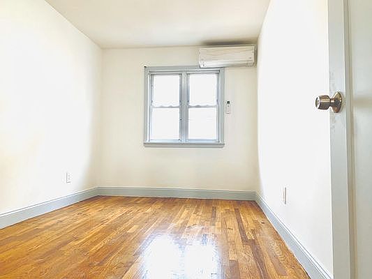4th image of 693 Autumn Ave #2R