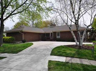 23 Devon Rd, Bloomington, IL 61704