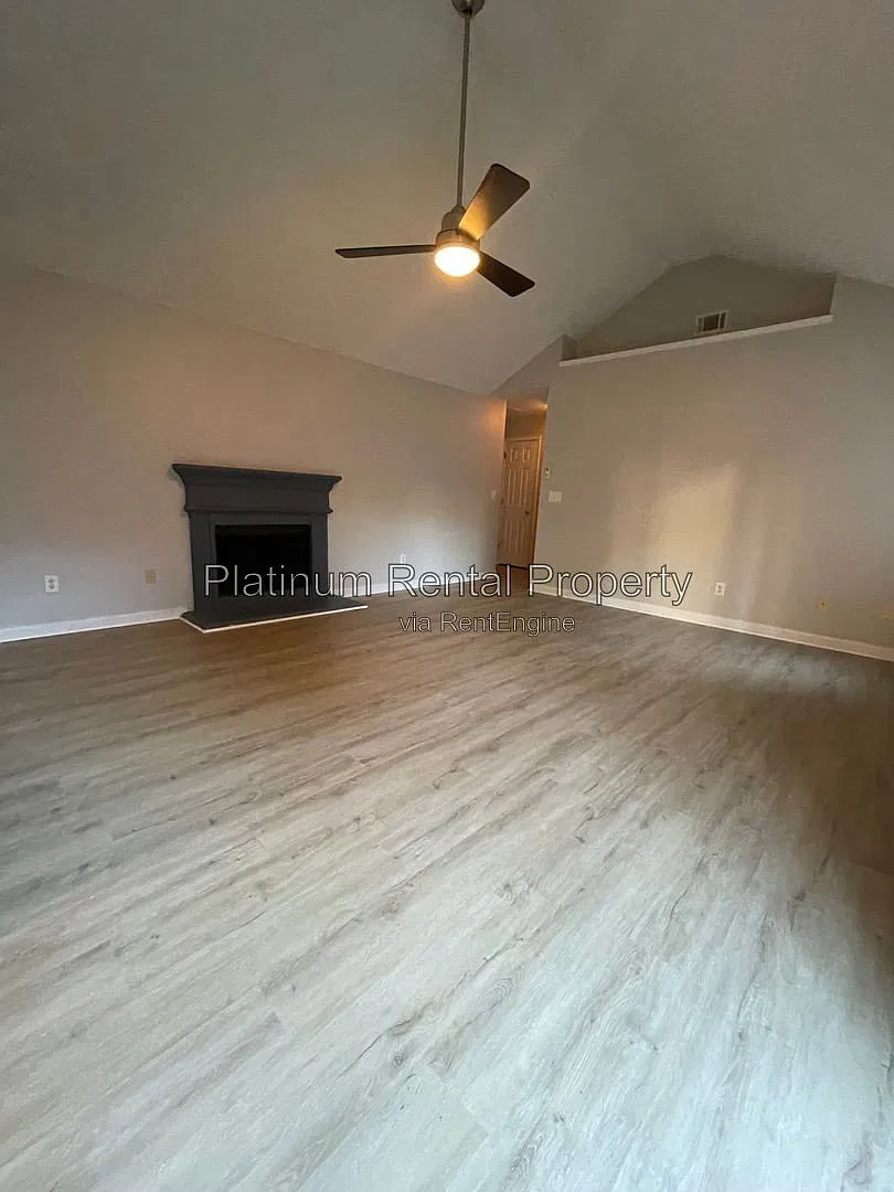 3 bed, 2.0 bath, 1345 sqft, $1,595 — Photo 3