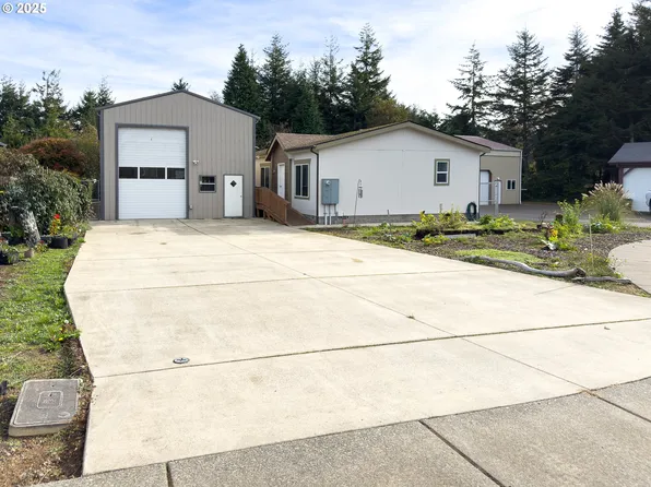 63447 James Dr, Coos Bay, OR 97420