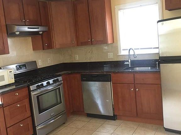 4th image of 106 Russell St #1