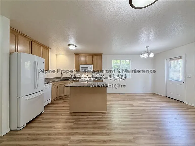 210 NW Connell Ave — Photo 6