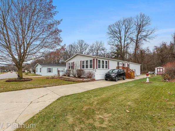 8042 Harbour Dr, Fair Haven, MI 48023