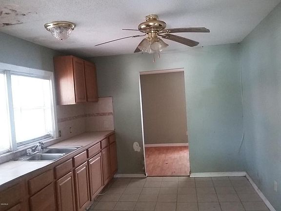 3rd image of 823 Bradford St