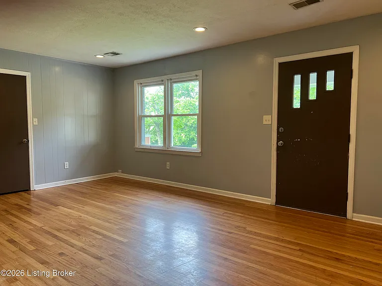 616 Clairview Dr — Photo 2