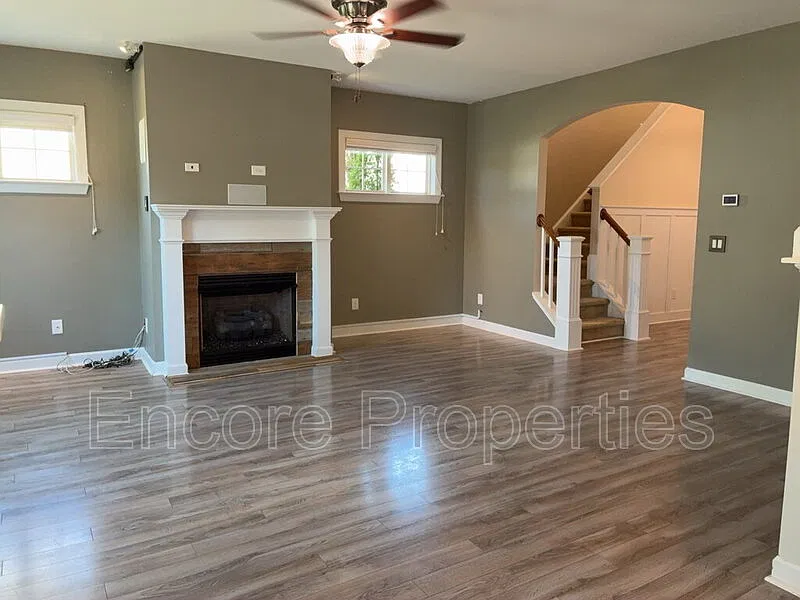 3 bed, 2.5 bath, 2330 sqft, $2,500 — Photo 4