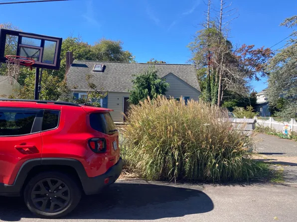 34 Thorburn St, Patchogue, NY 11772