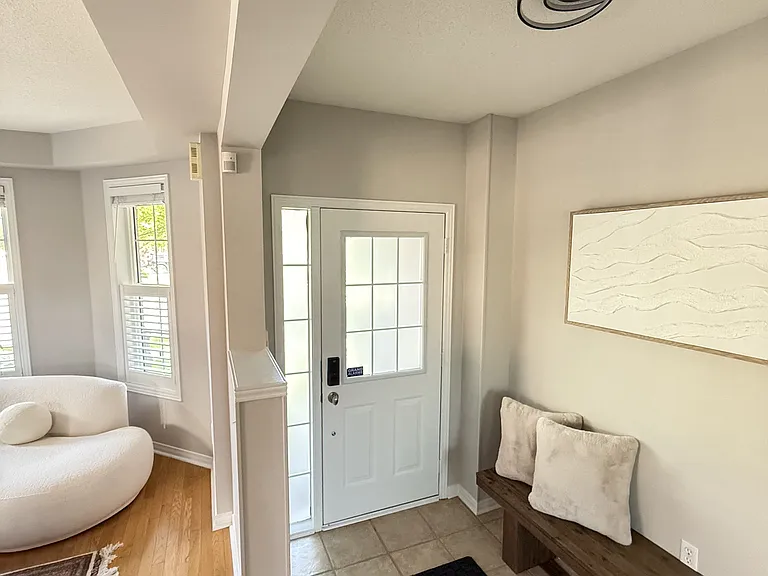 69 Selkirk Dr — Photo 3