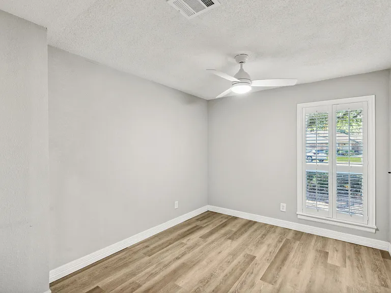849 N Riverside Dr — Photo 14