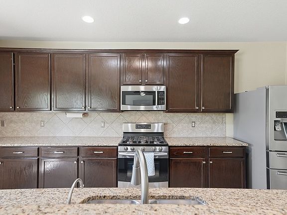 5th image of 644 Peacock Ln