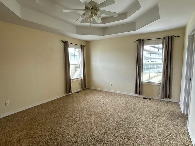 812 E Spring Dr — Photo 5