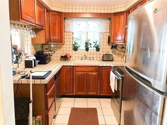 5th image of 18 Marigold Cir