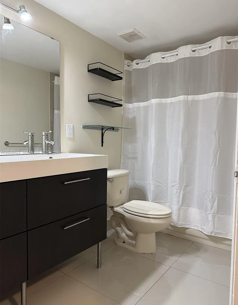 Las Vistas At Doral Condo — Photo 4