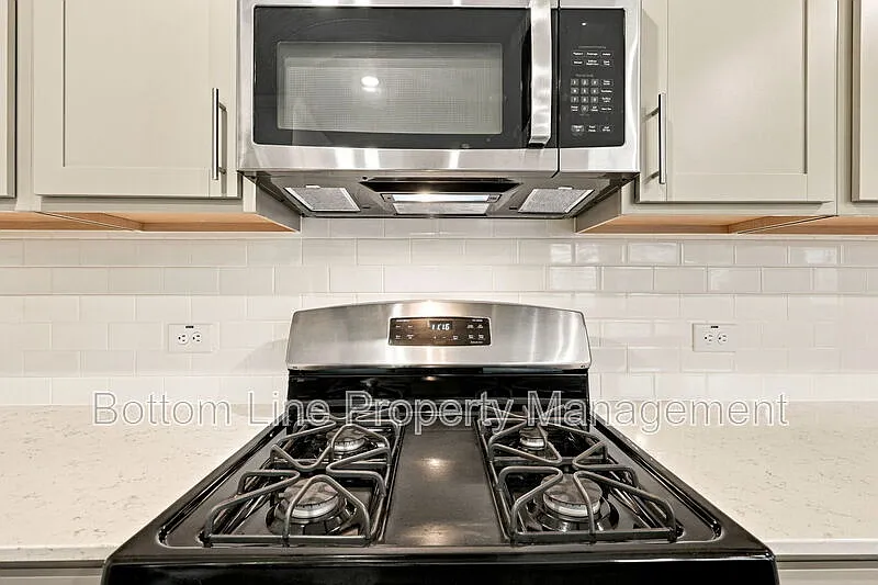 3 bed, 2.5 bath, 1792 sqft, $1,995 — Photo 2