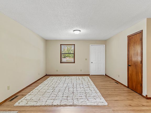 5th image of 400 E Elm Street