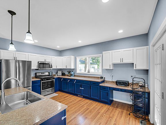 3rd image of 808 Lillian St