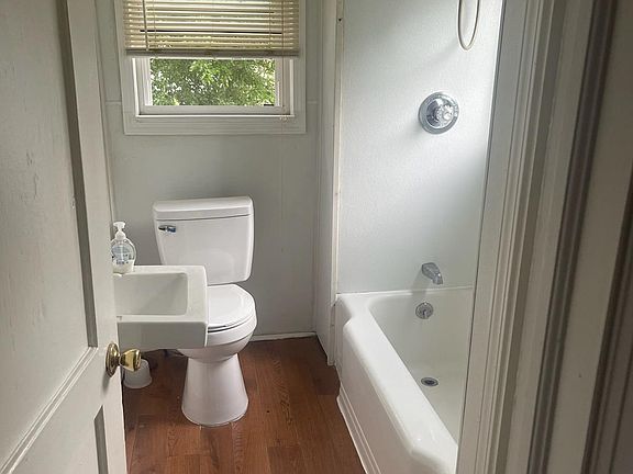 5th image of 808 Jerome Ave APT 2