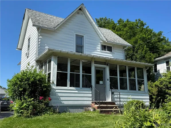 8 Burgess St, Silver Creek, NY 14136