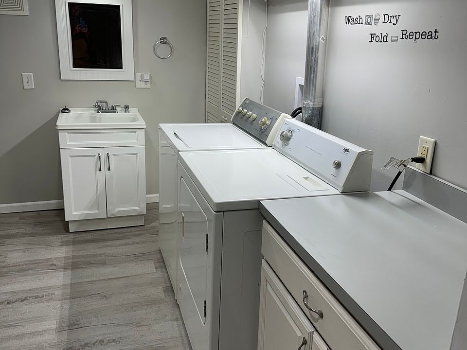 Lower bathroom with washer & dryer