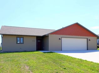904 Lakeview Dr, Arnolds Park, IA 51331