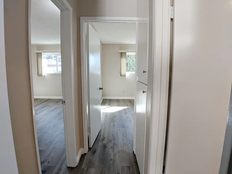 2851 Montrose Ave — Photo 10