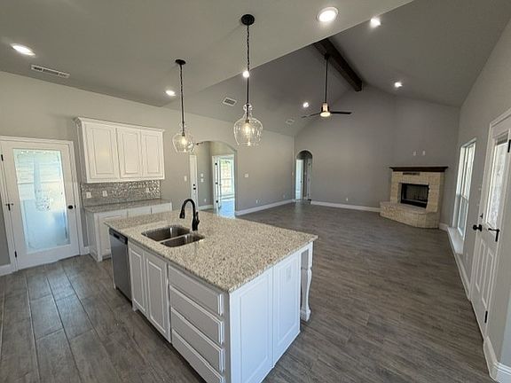 4th image of 924 Eagles Way